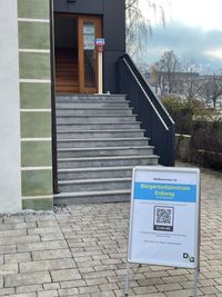 Eingangsbereich mit QR-Code zur Registrierung - rechts am Wirtshaus